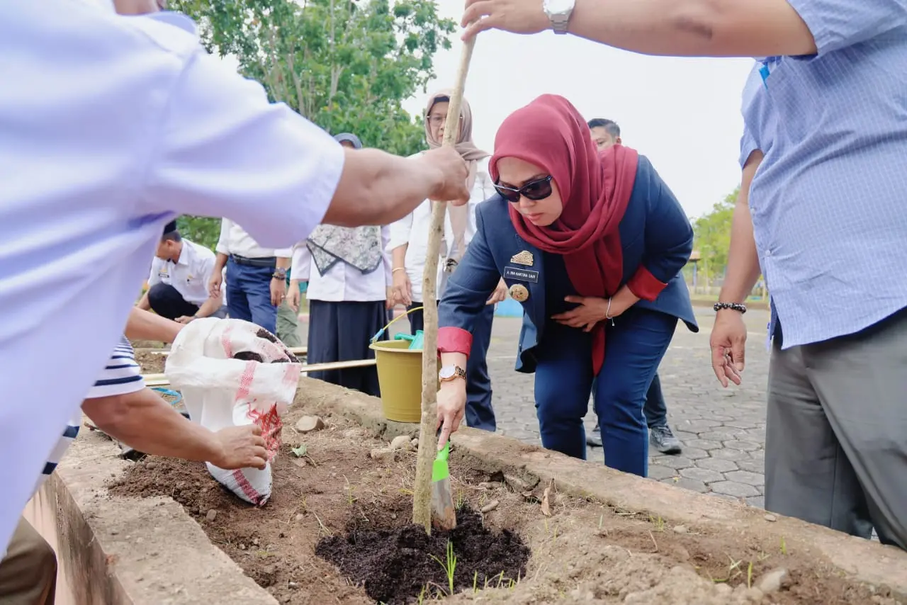 Bupati Barru Di Dampingi PJ Setda Barru Secara Simbolis Menanam Pohon Tabe Buya