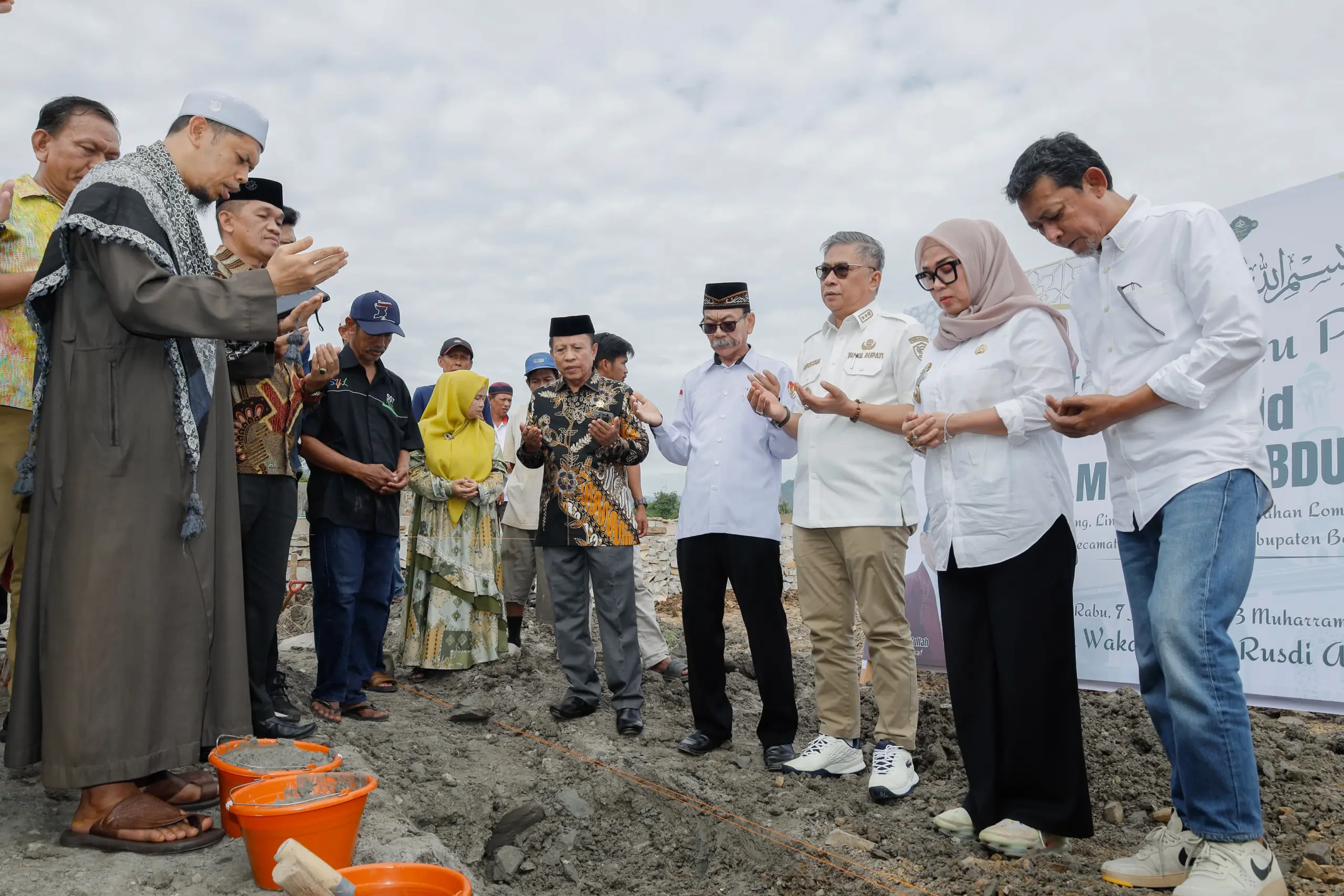 Pemerintah Kabupaten Barru Menghadiri Kegiatan Peletakan Batu Pertama Pembangunan Masjid H. M. Rusdi Abdullah