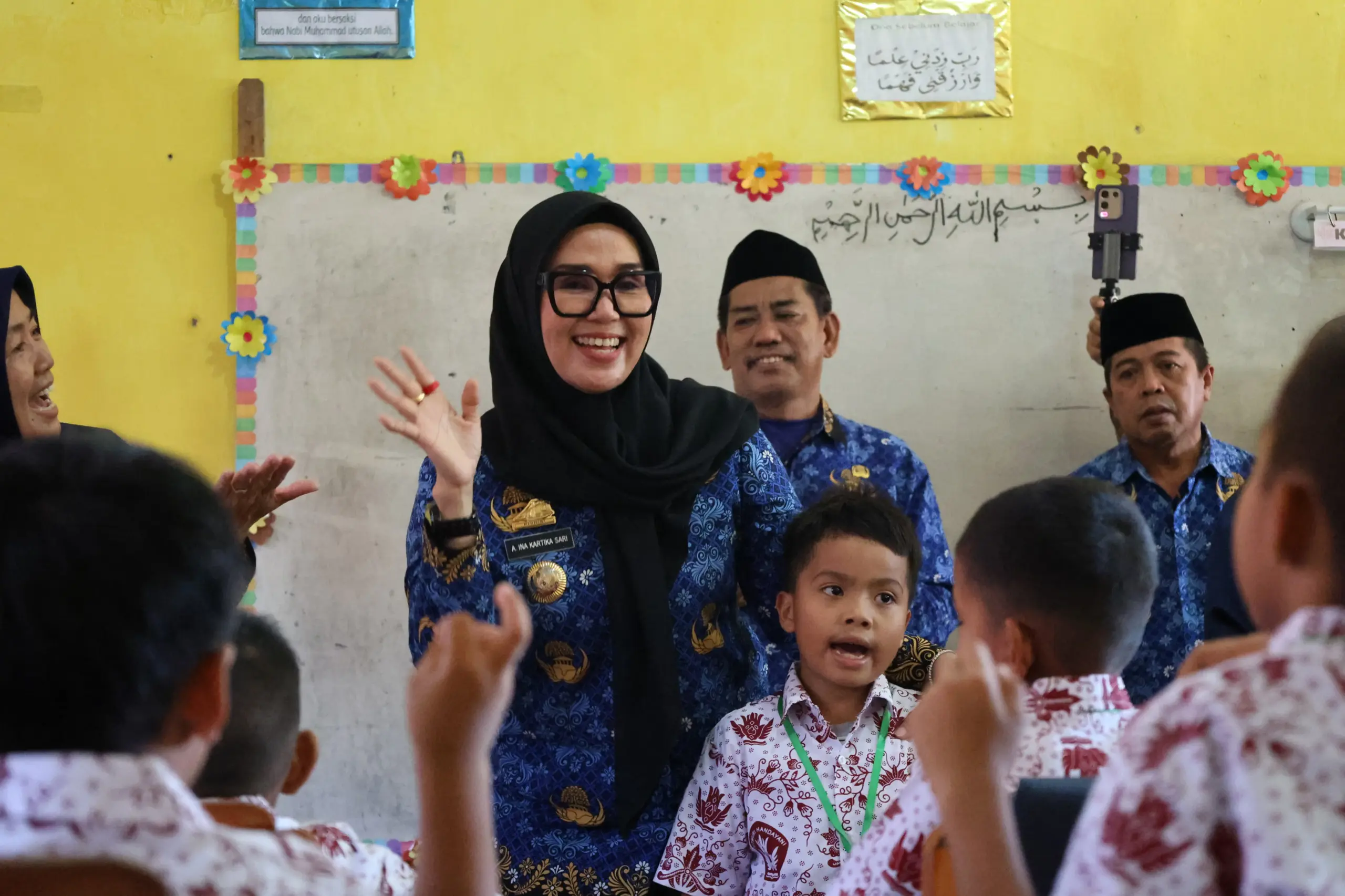 Tanda Tangan yang Menyentuh Hati: Kenangan Manis Bupati Barru di SDN 44 Pekkae