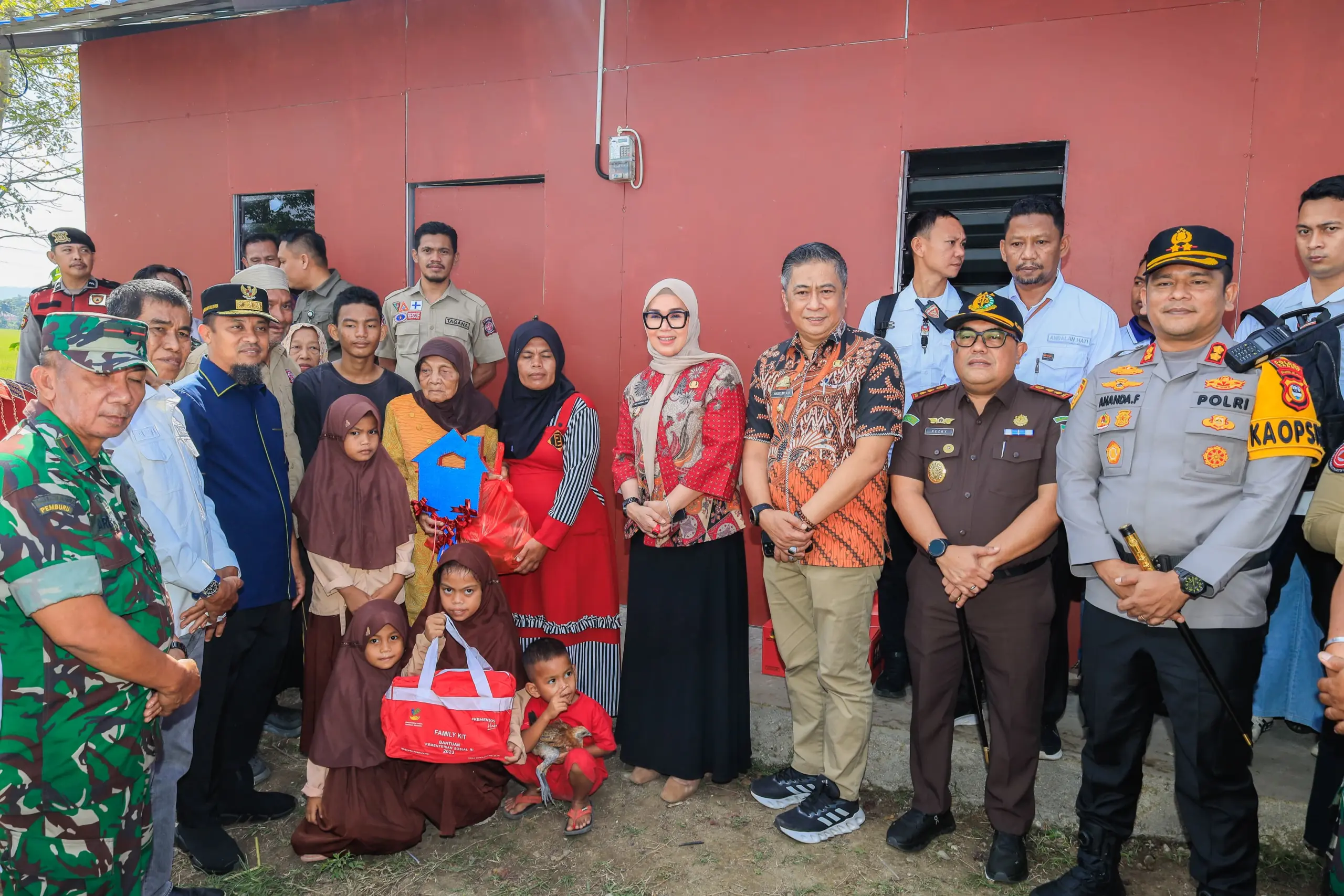 Kolaborasi Pemprov dan Pemkab, Gubernur Sulsel dan Bupati Barru Serahkan Rumah Bantuan