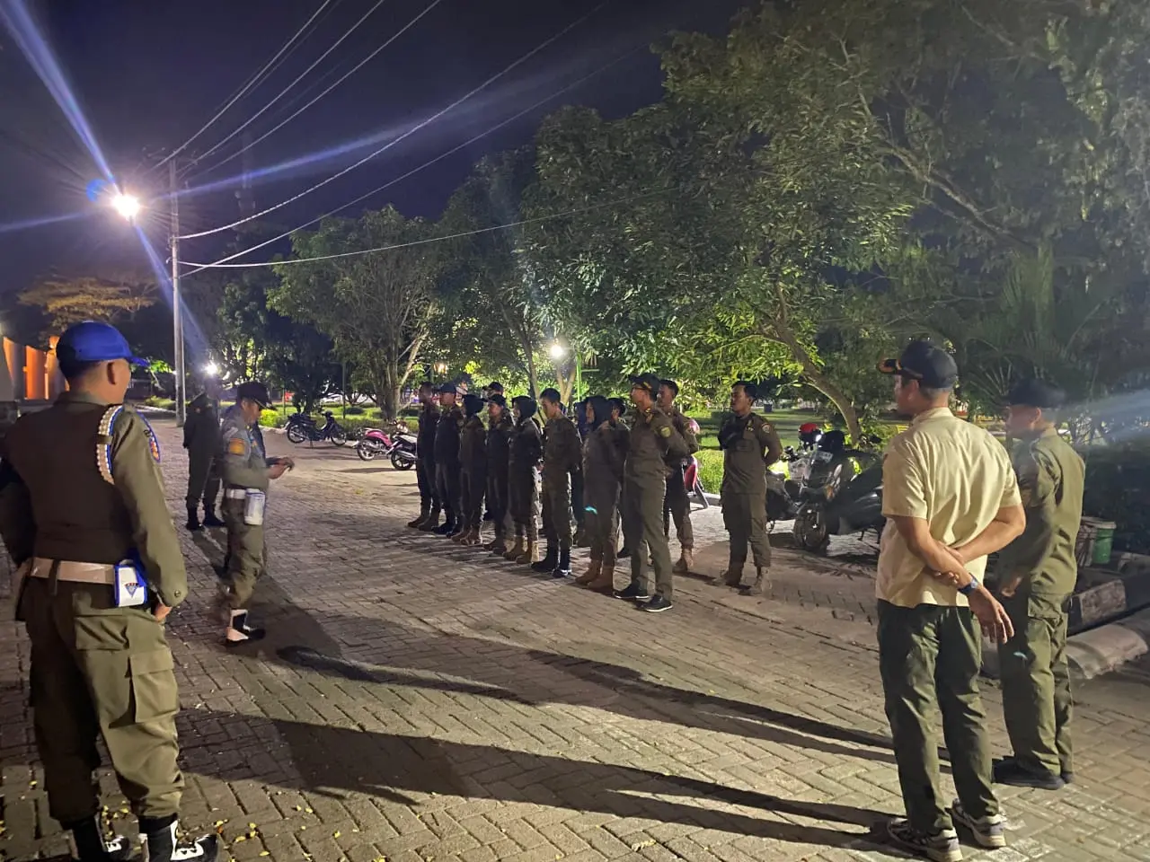 Satuan Polisi Pamong Praja Dan Damkar Lakukan Patroli Malam Di Kawasan Alun-Alun Kota Barru