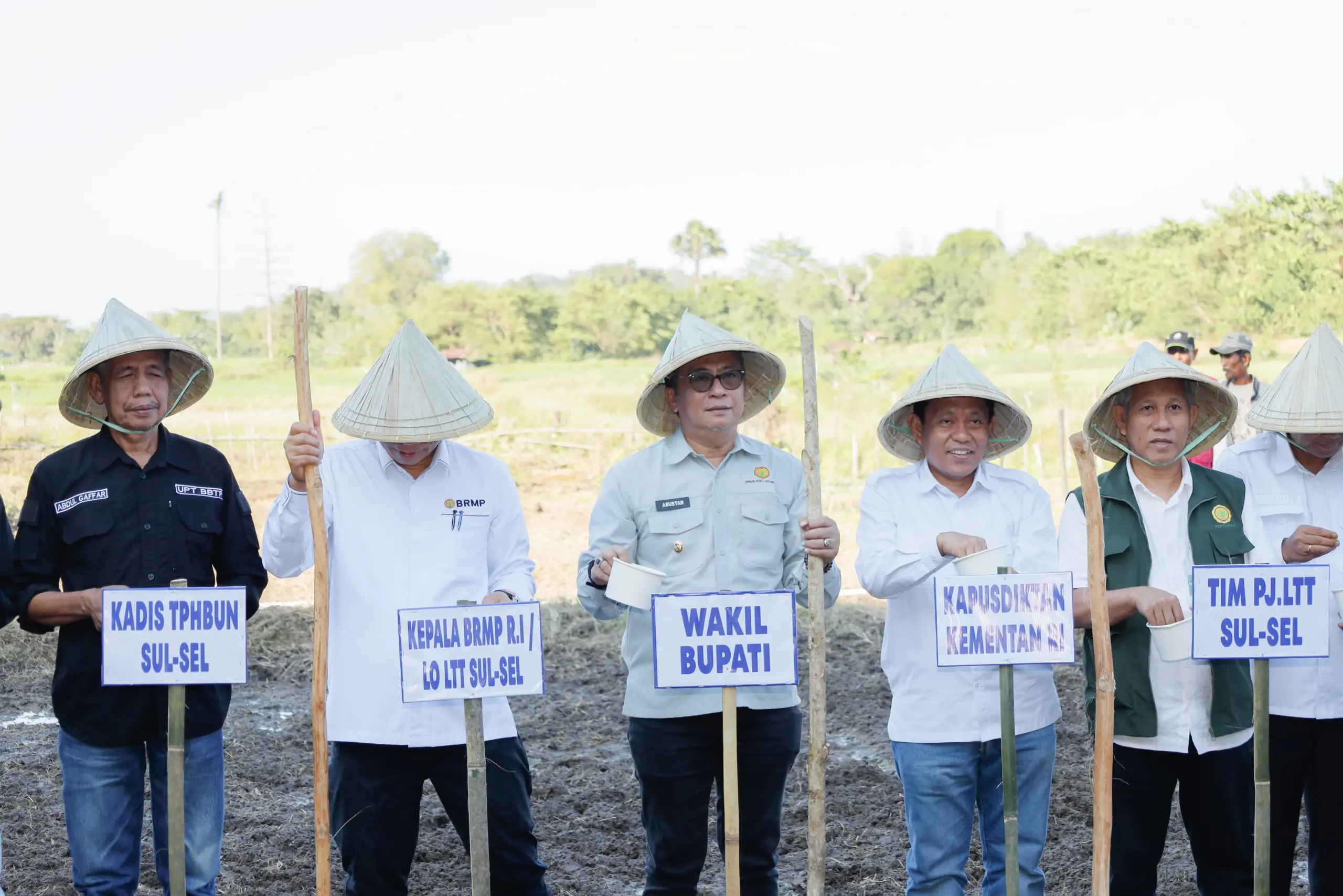 Wabup Barru Bersama Kementan RI Tanam Padi Serentak Dukung Percepatan Tanam Musim III