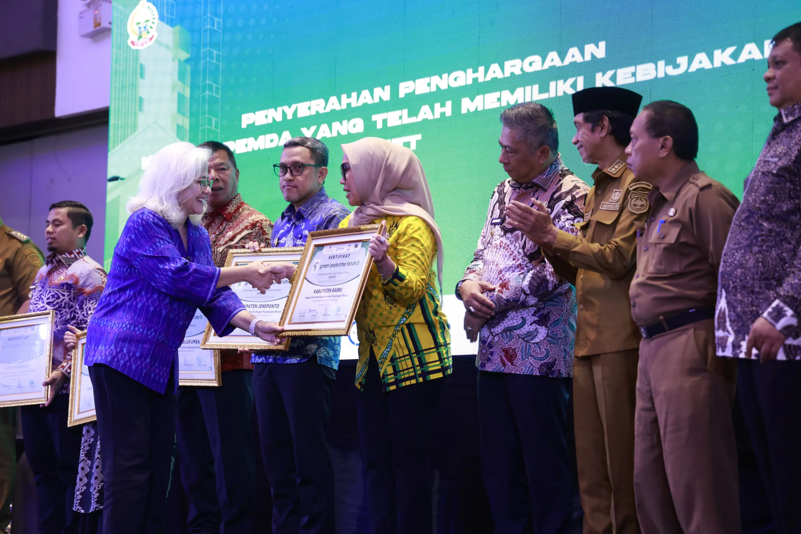 Bupati Barru Terima Penghargaan Kebijakan Fiskal Ekologis di GLF II Sulsel