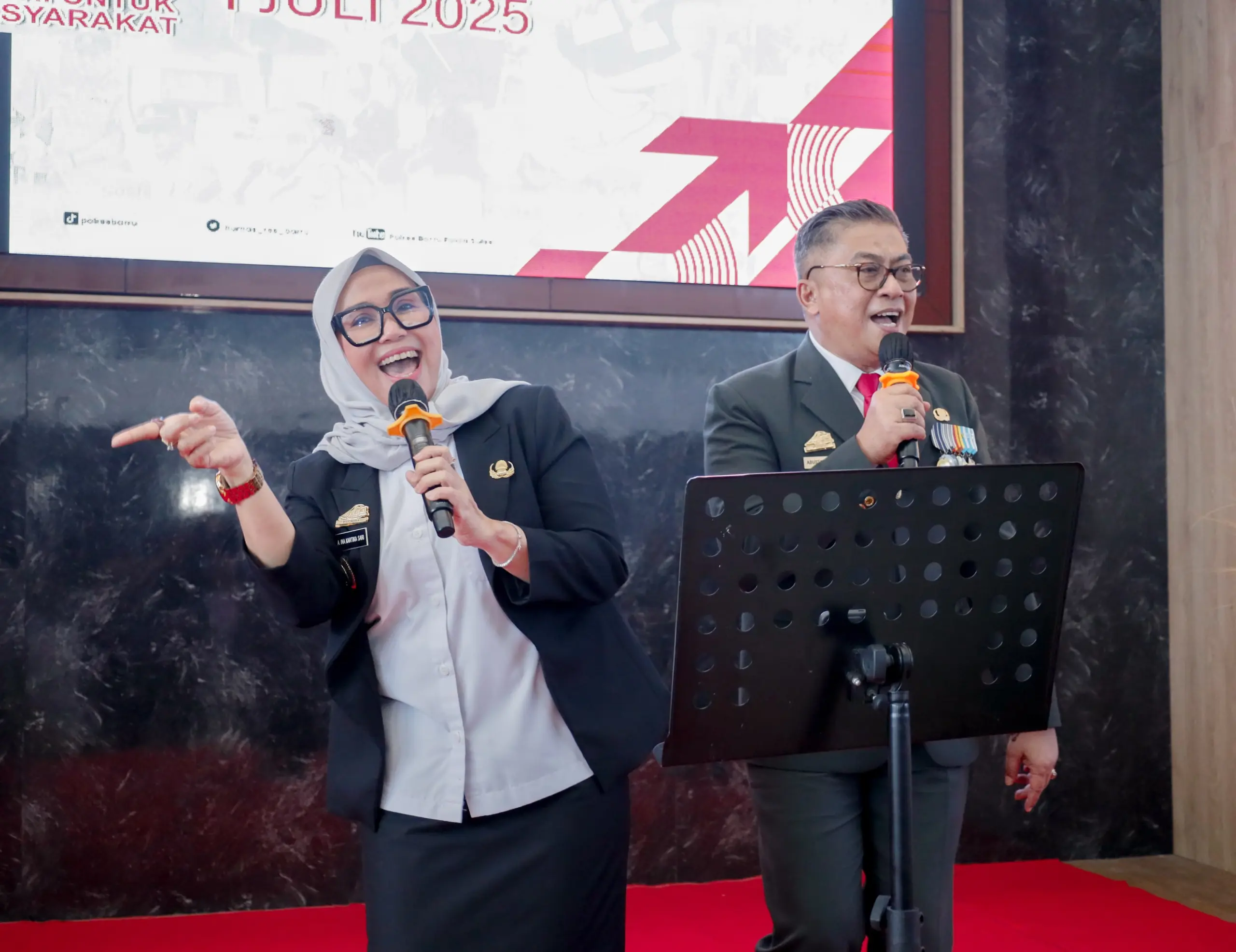 Momen Penuh Hangat Di Tunjukkan Bupati Dan Wakil Bupati Barru Pada Perayaan HUT Bhayangkara Ke 79