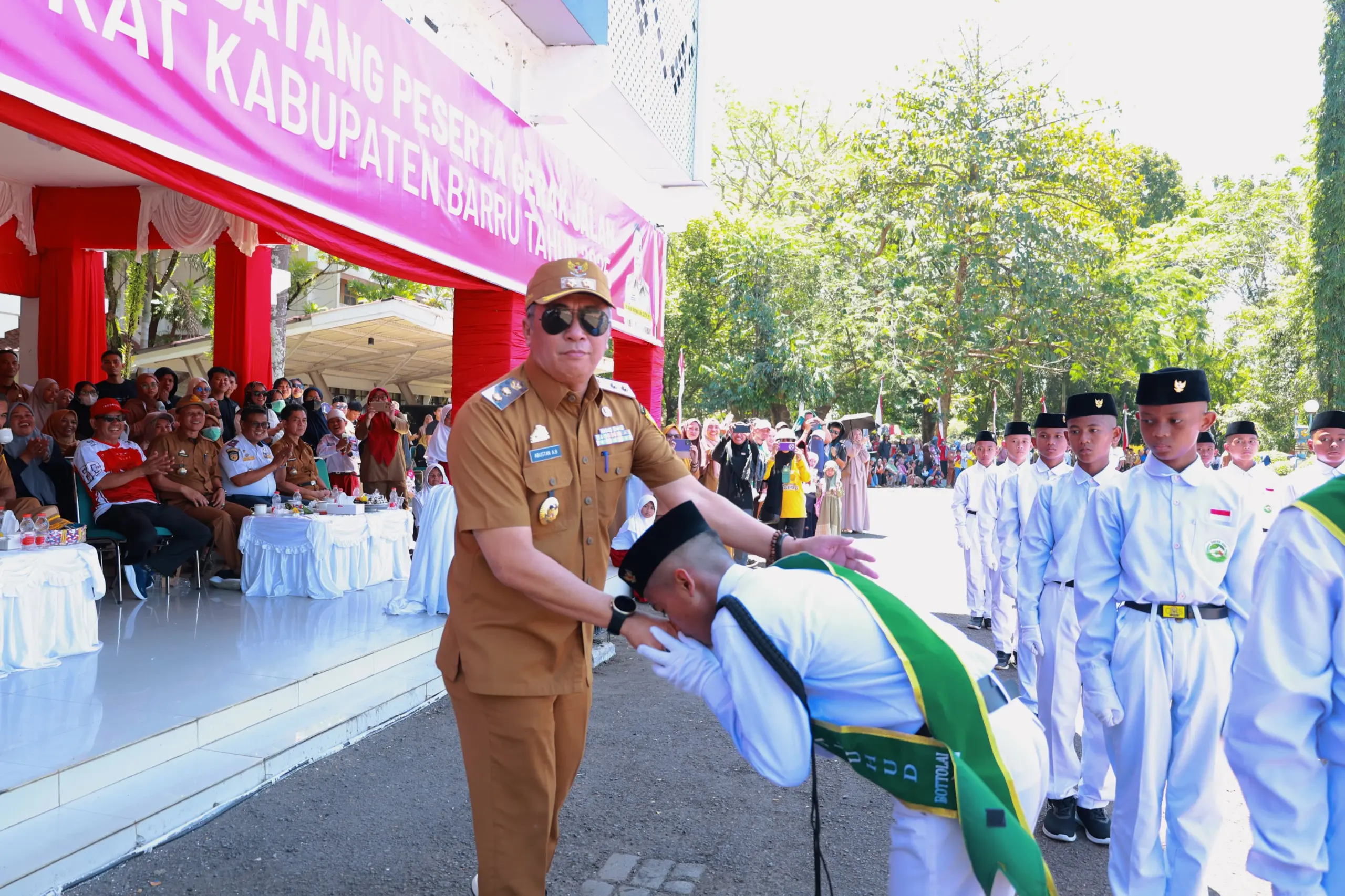 Lomba Gerak Jalan SD-SMP Meriahkan HUT RI Ke-80, Wakil Bupati Barru: Tanamkan Disiplin Dan Nasionalisme Sejak Dini