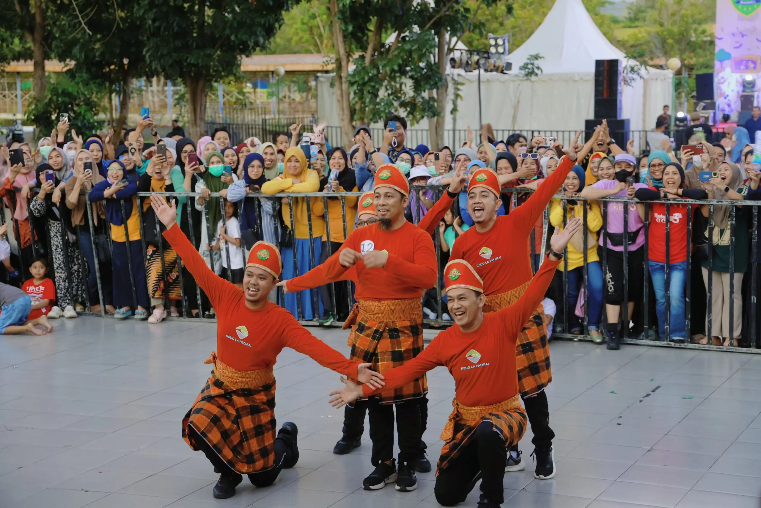 Dari Serius ke Lucu, Pimpinan OPD Barru Tampil Memukau di Atas Panggung