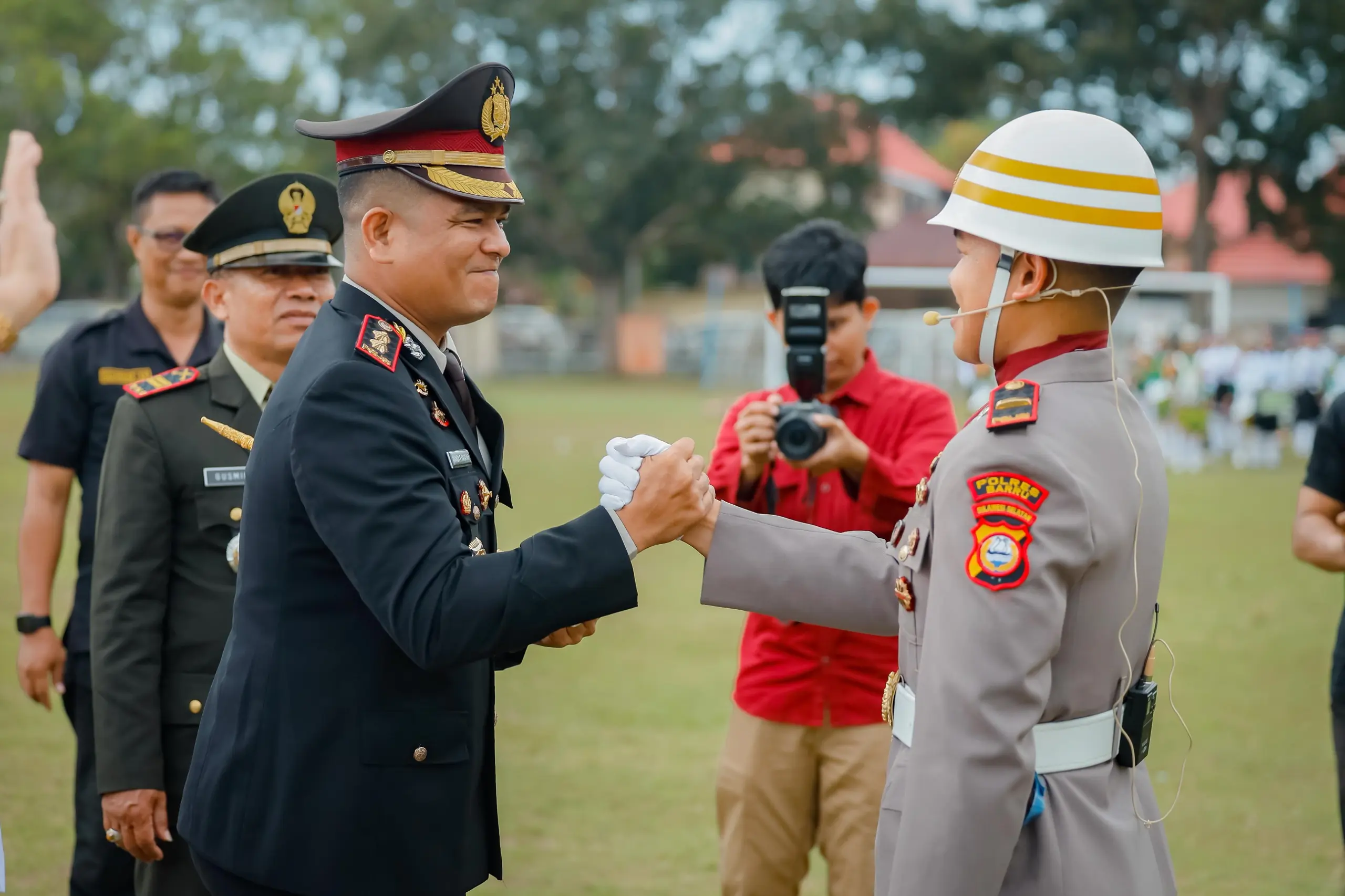 Ketegasan dan Dedikasi Ipda Fauzi Warnai Upacara Penurunan Bendera
