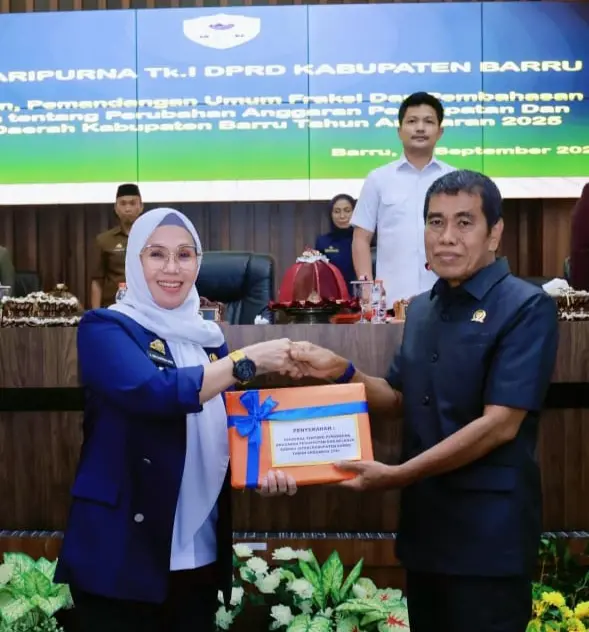 Bupati Barru Serahkan Rancangan Perubahan APBD 2025 Kepada DPRD
