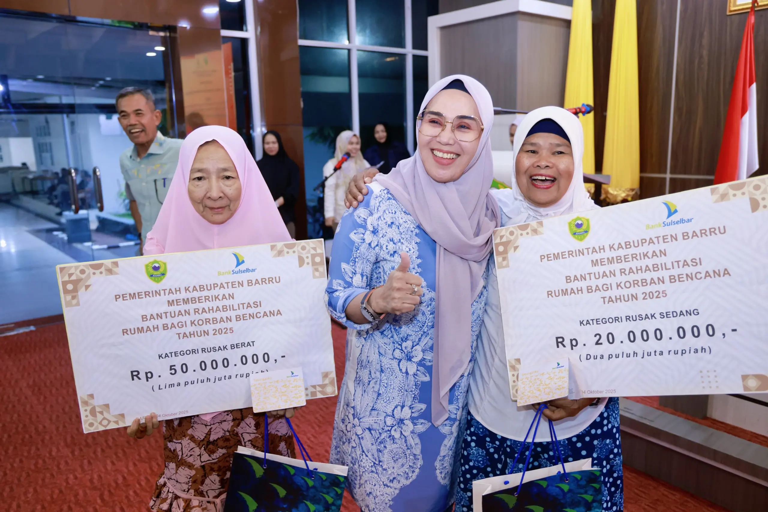 Pemkab Barru Serahkan Bantuan Perbaikan Dan Pembangunan Rumah Untuk Masyarakat