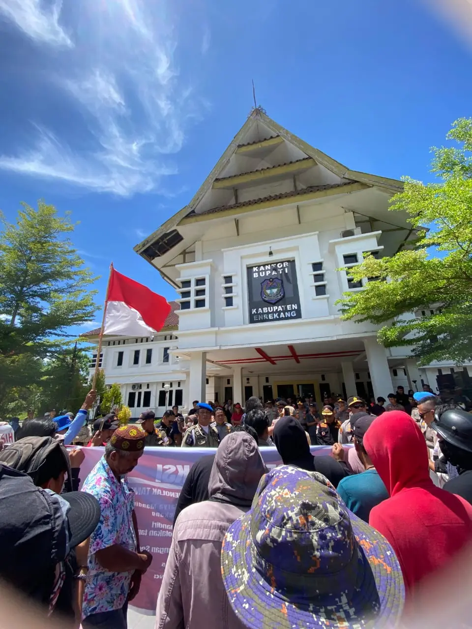 Bupati Enrekang Absen Saat Aksi Penolakan Tambang Emas, Warga Peringatkan Ancaman Bencana Lingkungan