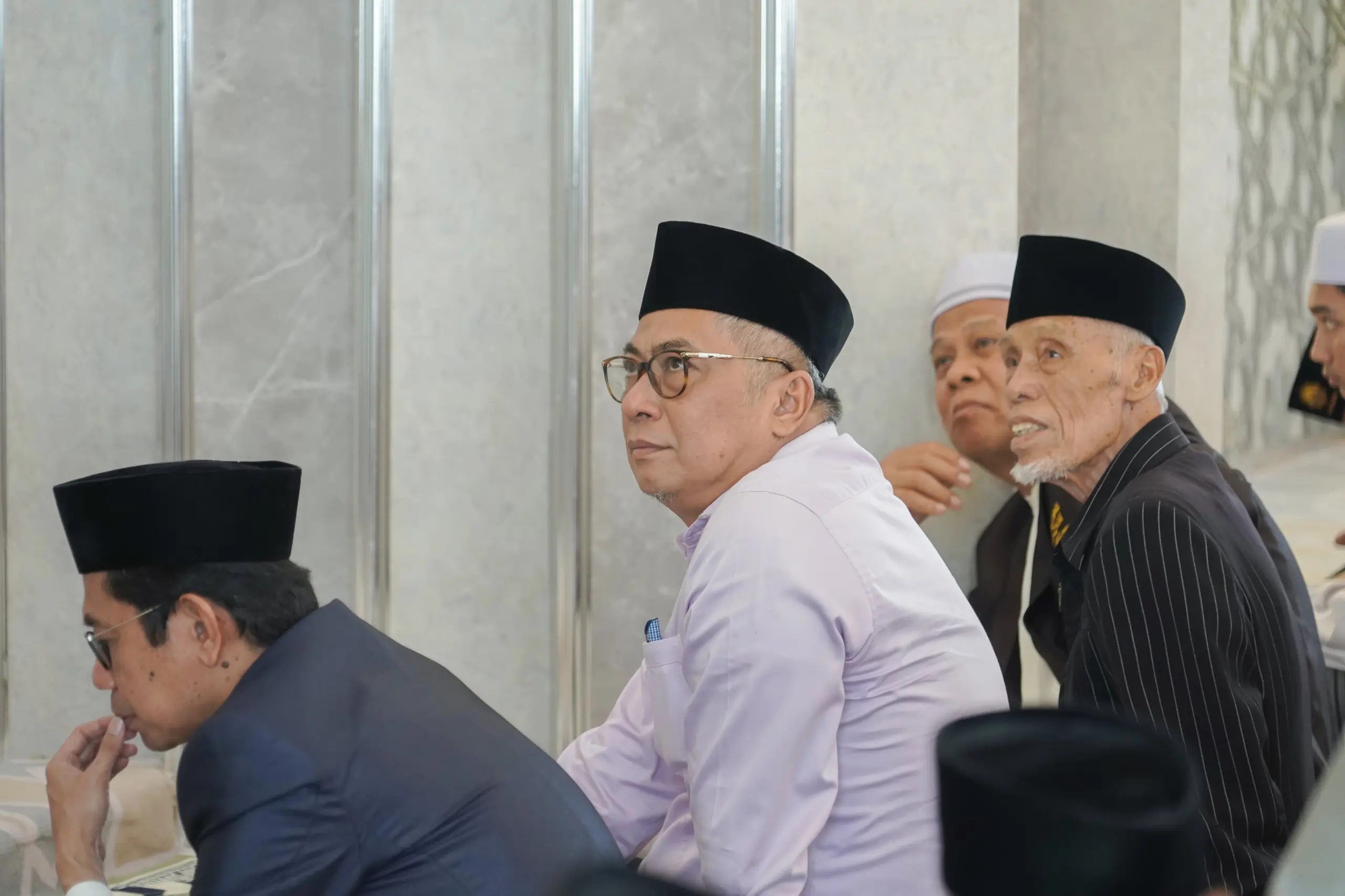 Shalat Jum’at Perdana di Masjid Baiturrahman Zamzam Barru, Wabup Abustan Berpesan Jaga Kebersihan