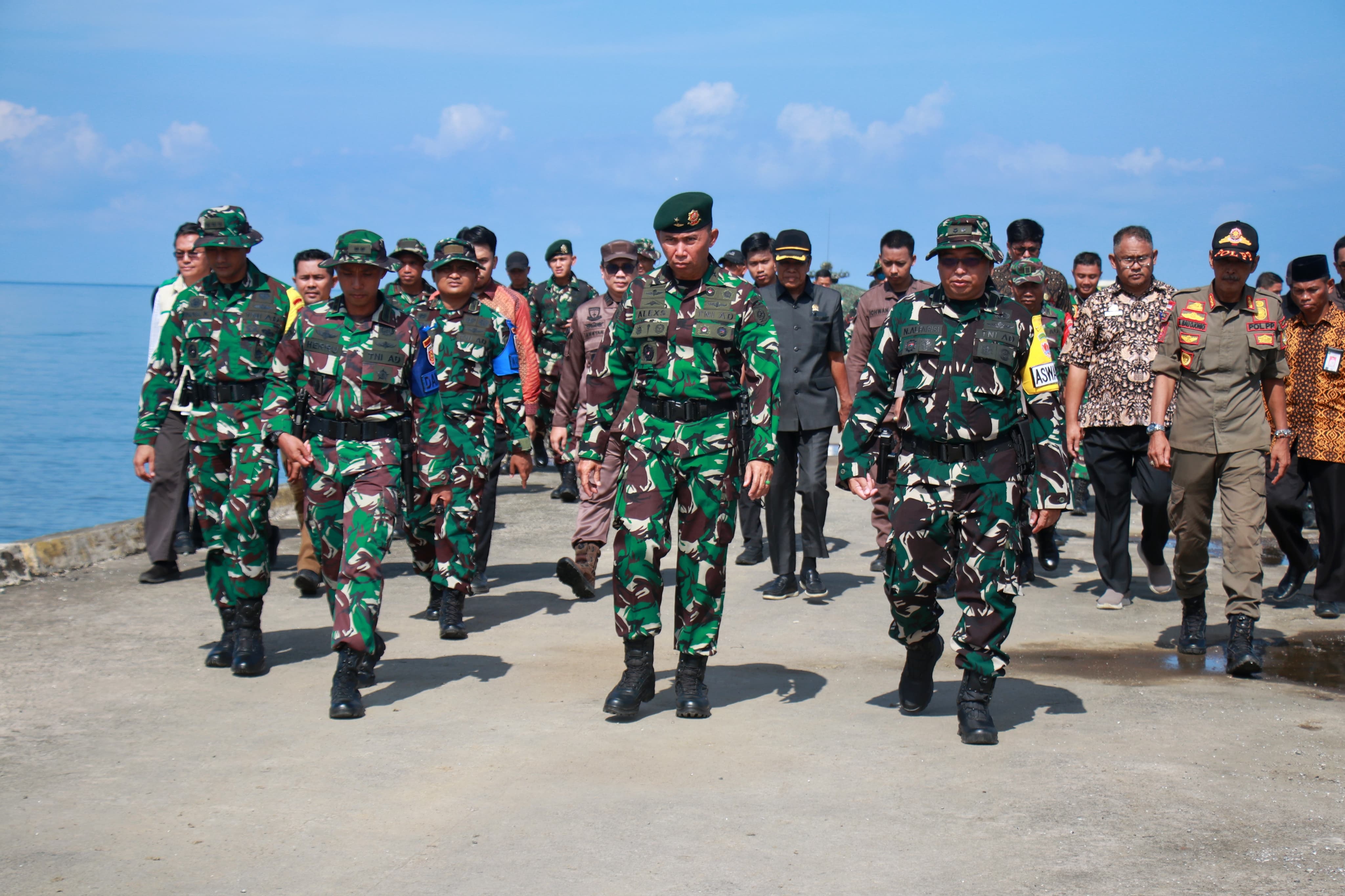 Sinergi TNI-Pemkab Barru: Latbakjatrat Yon Arhanud Kostrad 2025 Sukses dengan Bakti Sosial 150 Warga