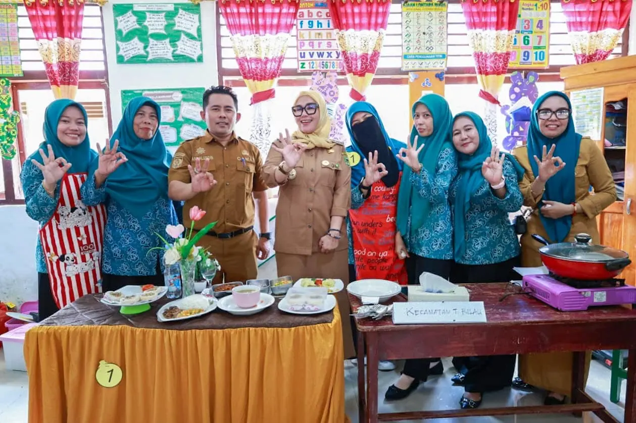 Bupati Barru Andi Ina Kartika Sari Resmikan Festival Maroaki: Serahkan Bantuan Poklahsar & Tinjau Sanitasi Sekolah