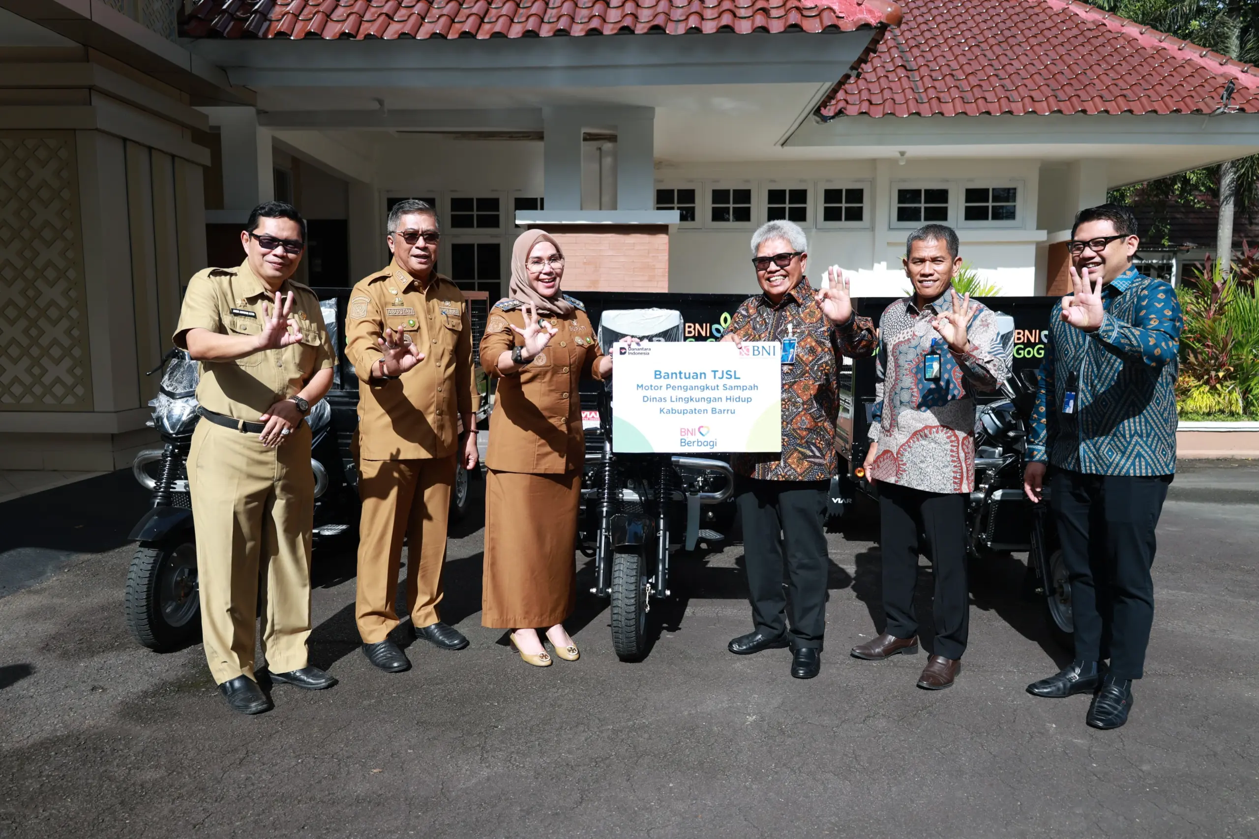 Program BNI Berbagi Wujudkan SDGs: Bantuan Armada Sampah ke Pemkab Barru