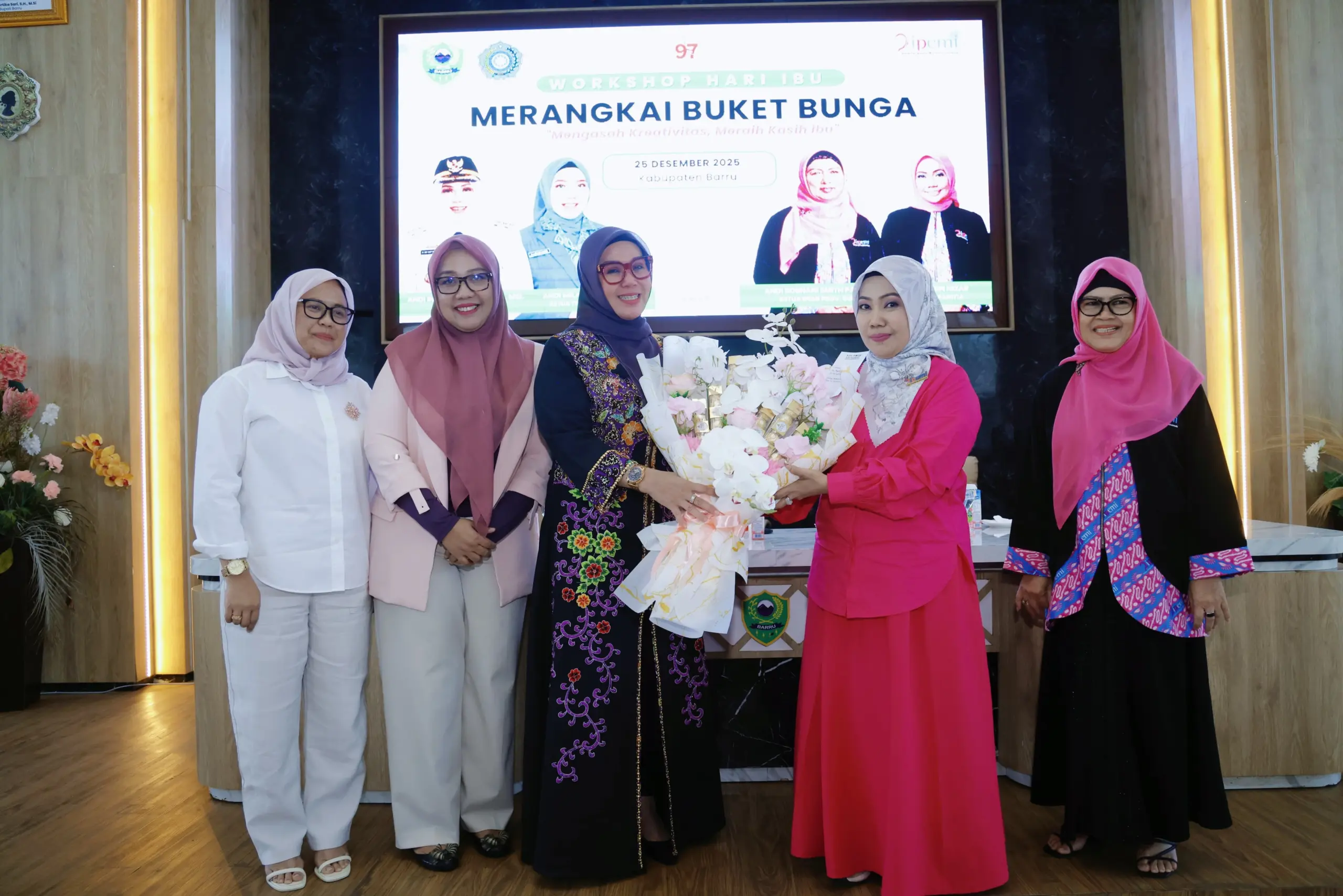 Bupati Barru: “Ibu Boleh Berkarier, Tapi Kodrat Keluarga Tak Boleh Dilupakan!” – Buka Workshop Buket Bunga Hari Ibu