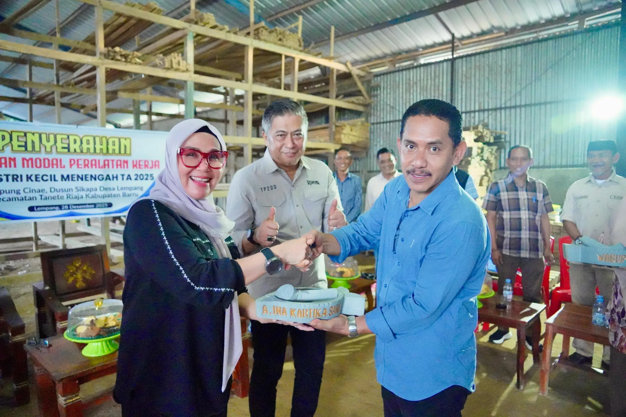 Barru Unggul UMKM 2025: Andi Ina & Abustan Serahkan 154 Gerinda, Dorong Inovasi di Sektor Mikro, Warga Lempang: ‘Ekonomi Kami Naik’